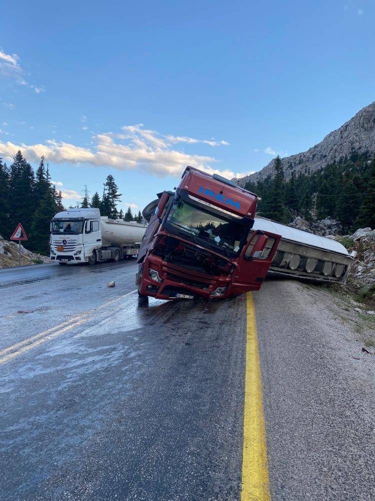 Devrilen tanker nedeniyle kapanan Konya - Antalya yolu açıldı 12